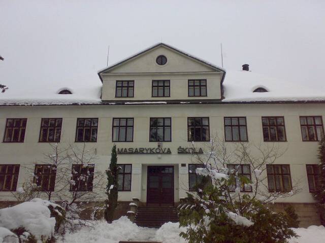 škola v zimě