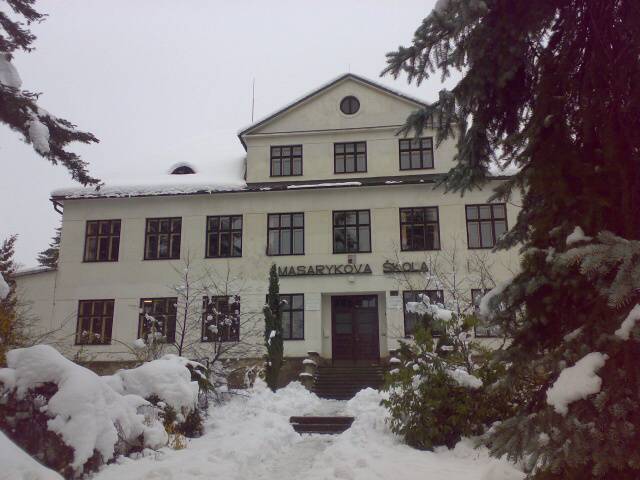 škola v zimě