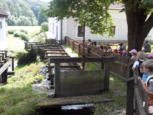 V pátek 11. června jsme jeli na výlet do Babiččina údolí. 