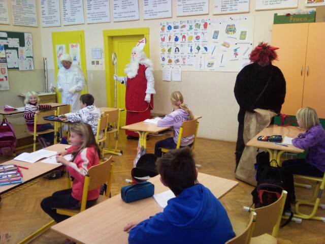 Do školky a školy zavítal Mikuláš a jeho pomocníci.