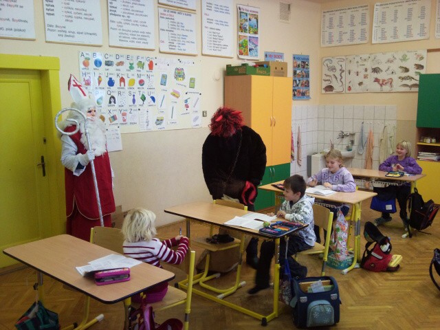 Do školky a školy zavítal Mikuláš a jeho pomocníci.