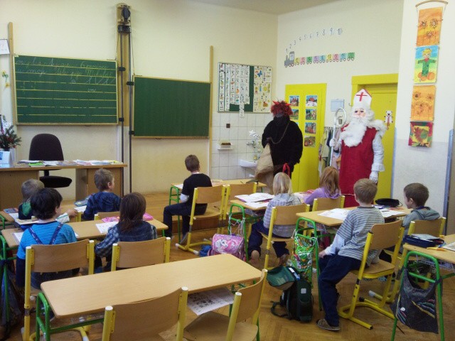 Do školky a školy zavítal Mikuláš a jeho pomocníci.